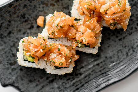 Ролл с тартаром из лосося