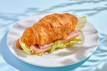 Круассан с ветчиной и сыром