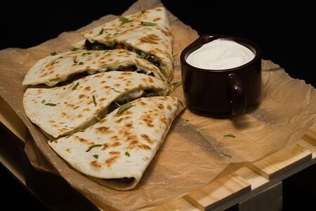 Кесадилья с грибами и халапеньо