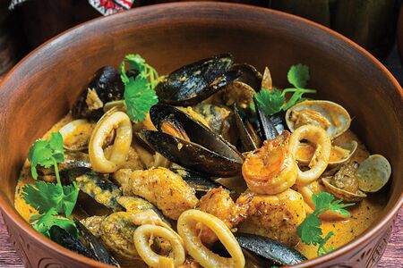 Большая сковородка морепродуктов в винном соусе