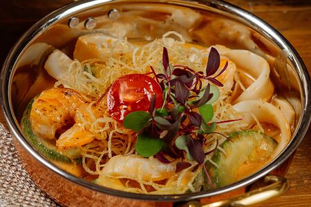 Рагу из кальмаров и креветок с картофелем пай