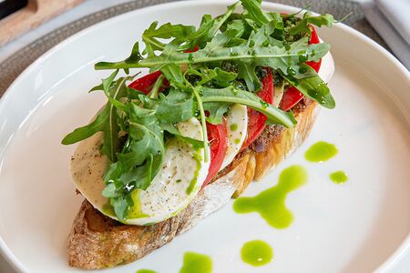 Брускетта с томатами и моцареллой