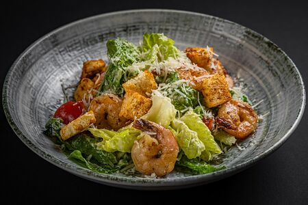 Салат Цезарь с креветками