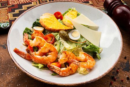 Салат Цезарь с креветками