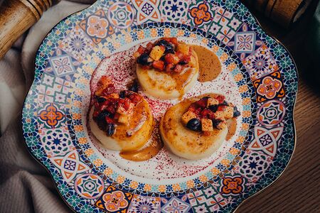 Сырники с кремом из надуги и сальсой из ягод