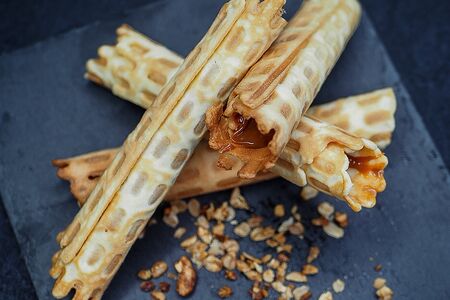 Вафельная трубочка с вареной сгущенкой