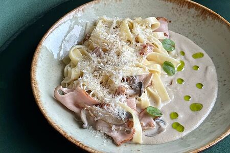 Феттуччине со свиным окороком, вешенками и грибным муссом