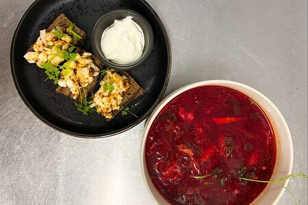 Борщ с крученым салом на ржаных гренках