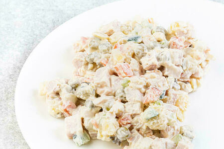 Салат Оливье с индейкой