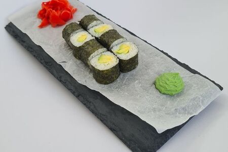 Ролл с авокадо