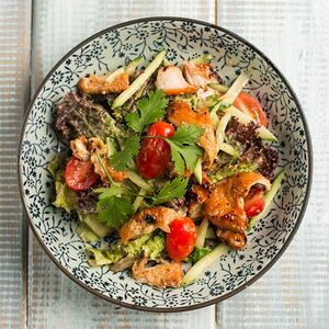 Салат с цыпленком и имбирным соусом