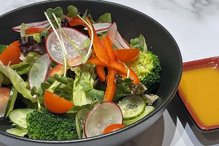 Салат овощной с соусом Flow