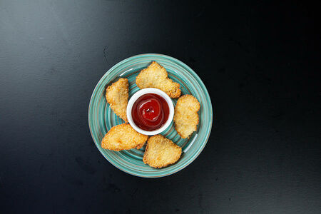 Кусочки куриного филе в хрустящей панировке с кетчупом