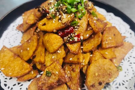 Жареный картофель в горшочке