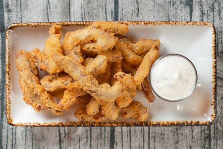 Свиные уши в панко с чесночным соусом