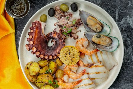 Ассорти из морепродуктов на гриле