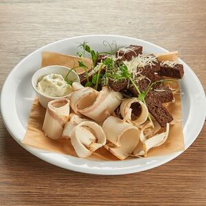 Гренки Бородинские с пармезаном, чесноком и салом