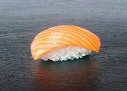 Суши с лососем