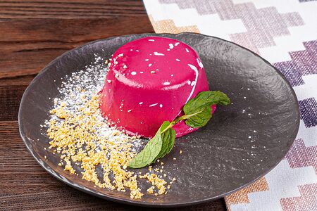 Пирожное черная смородина