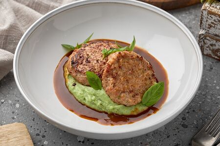 Котлетки из индейки с картофельным пюре в соусе песто