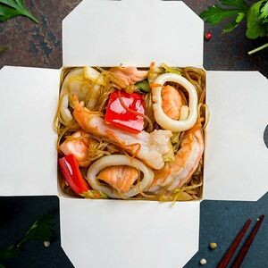 Вок с морепродуктами и лапшой фунчоза