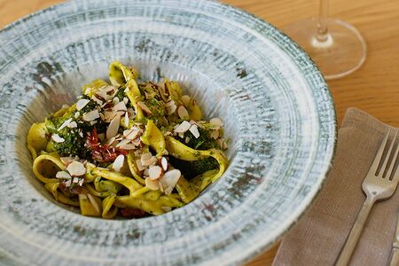 Зеленая паста с брокколи и песто