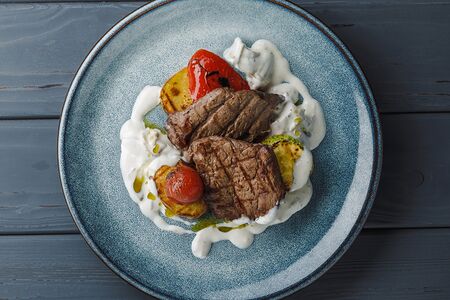 Медальоны из говядины в соусе из белых грибов