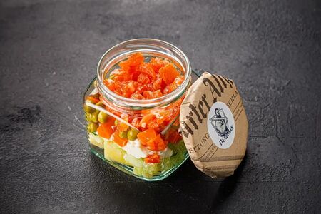 Салат Оливье с лососем