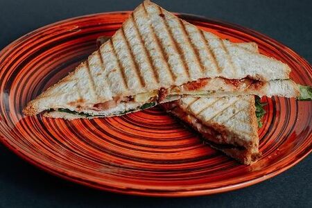 Сэндвич с беконом и яйцом