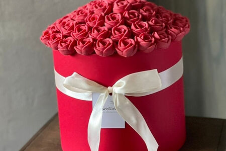 Шоколадные розы в шляпной коробке 55 роз