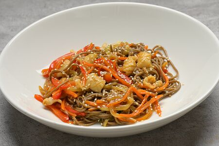 Соба с жареным кальмаром в мисо-соусе