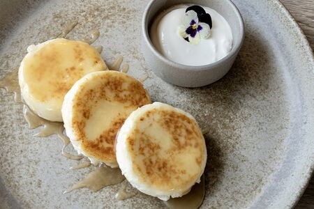 Классические сырники с карамелью