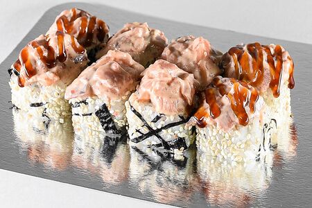 Ролл с шапочкой из копченого лосося