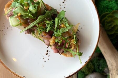 Брускетта с ростбифом