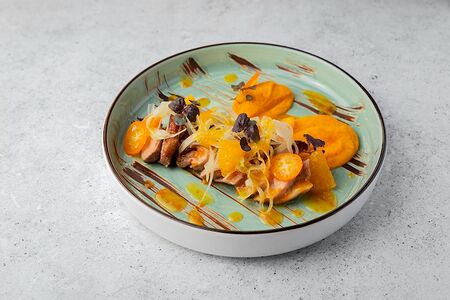 Утиная грудка с морковным пюре и цитрусовым соусом