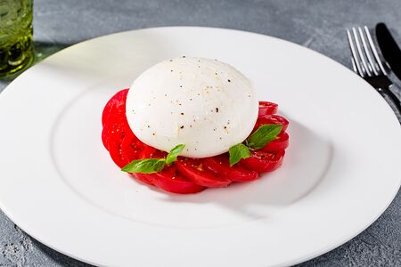 Салат из моцареллы