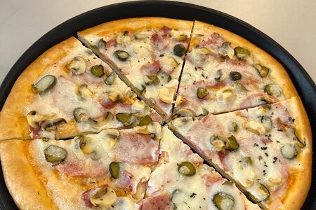 Пицца с ветчиной и беконом