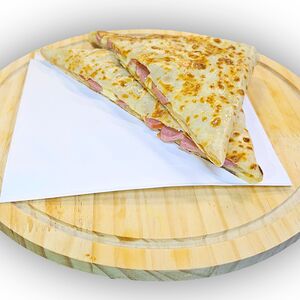 Блин с колбасками-гриль и сыром