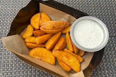 Картофельные дольки фри с соусом фета