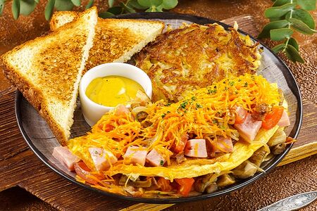 Омлет с ветчиной, хашбрауном и сыром чеддер