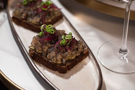 Брускетта с селедкой