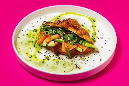 Круассан с лососем и авокадо