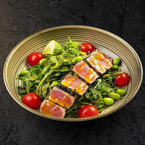 Салат Магуро татаки с запеченным тунцом