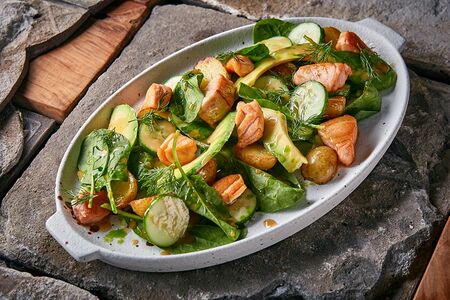 Теплый салат с лососем и авокадо