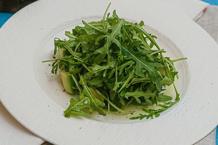 Салат из авокадо и рукколы