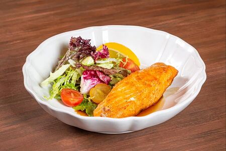 Филе лосося с зеленым салатом и соусом понзу