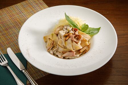 Папарделле с белыми грибами и копченой уткой