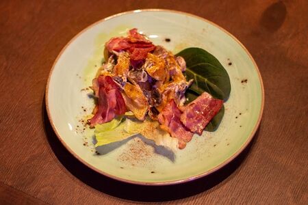 Картофельные дольки с грибами и беконом