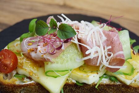 Брускетта с сыром халлуми