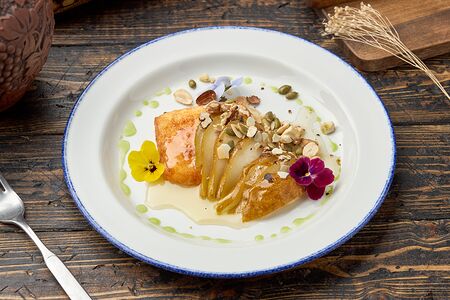 Халуми с грушей